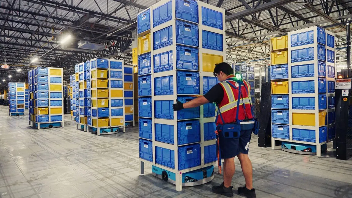 Armada robot gudang otomatis bekerja berdampingan dengan staf fulfillment center