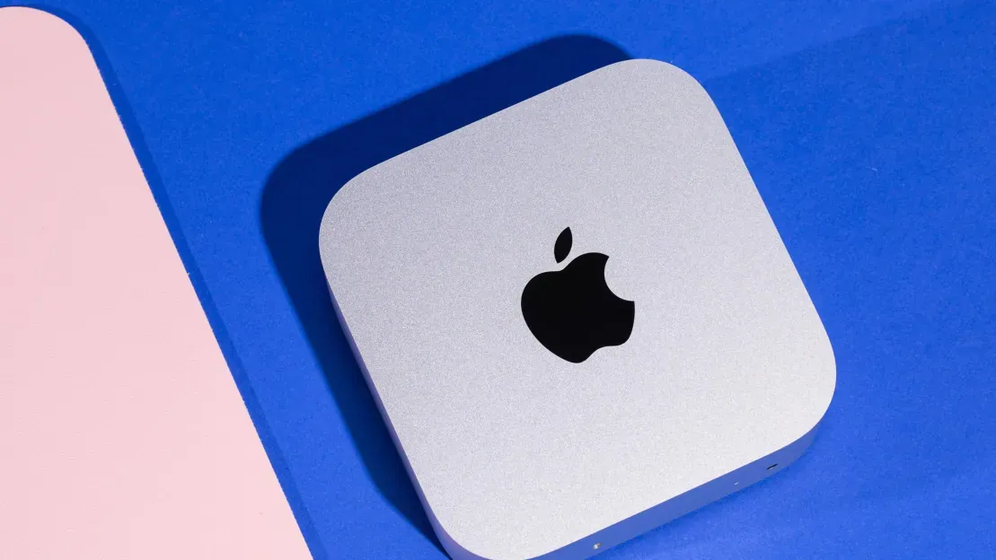 Ilustrasi ikon kunci dan AI agent di layar MacBook menandakan isu keamanan Full Disk Access macOS