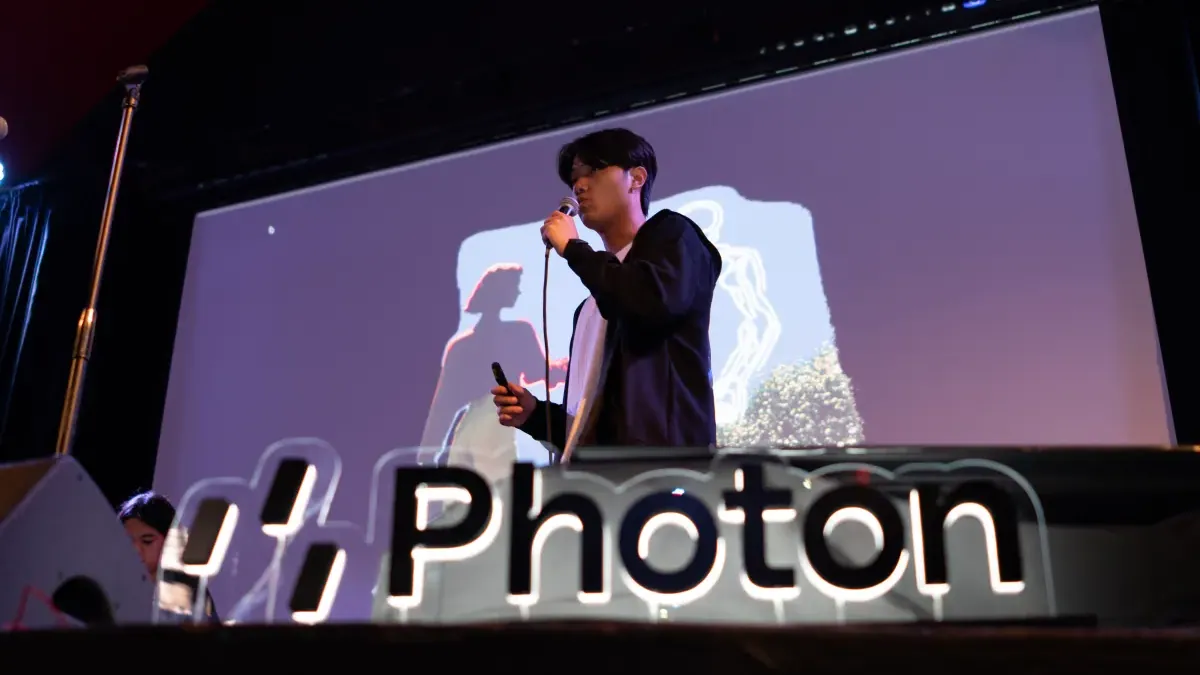 Ilustrasi peti mati berisi ikon-ikon aplikasi mobile dalam acara pemakaman aplikasi oleh startup Photon
