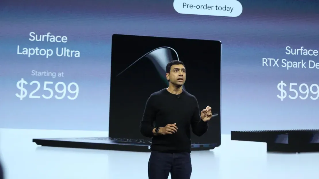 Laptop Microsoft Surface Laptop Ultra dengan layar menyala menampilkan antarmuka Windows 11