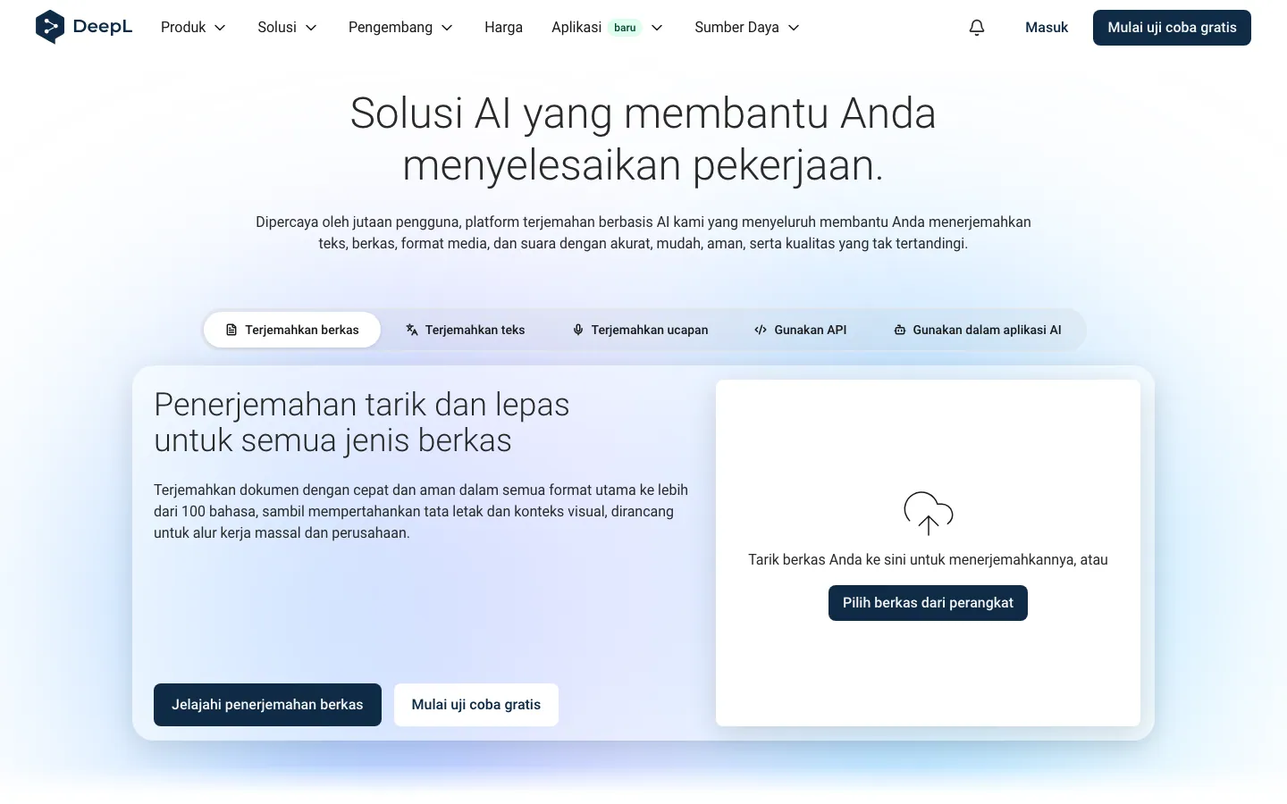 Halaman depan DeepL versi Bahasa Indonesia: menu Produk, Solusi, Pengembang, Harga, dan Aplikasi, tombol Mulai uji coba gratis, lima tab (Terjemahkan berkas, Terjemahkan teks, Terjemahkan ucapan, Gunakan API, Gunakan dalam aplikasi AI), dan kotak unggah dengan tombol Pilih berkas dari perangkat