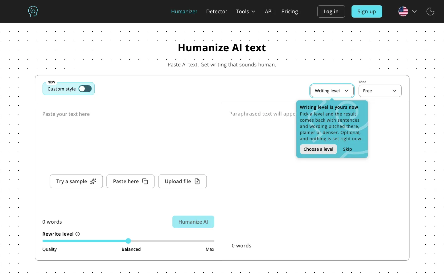Halaman depan Humanize AI: dua kolom besar, kiri untuk menempel teks dengan tombol Try a sample, Paste here, dan Upload file, kanan untuk hasil; di atasnya ada sakelar Custom style, menu Writing level, dan Tone, serta penggeser Rewrite level di bawah