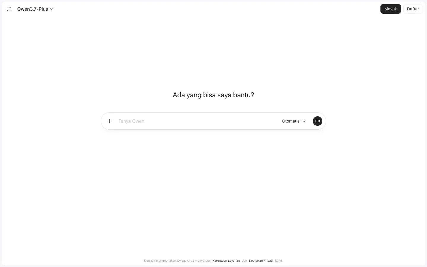 Halaman depan chat.qwen.ai sebelum masuk akun: pemilih model Qwen3.7-Plus di kiri atas, tombol Masuk dan Daftar di kanan atas, sapaan Ada yang bisa saya bantu?, dan kotak Tanya Qwen dengan tombol plus, pilihan Otomatis, serta ikon suara