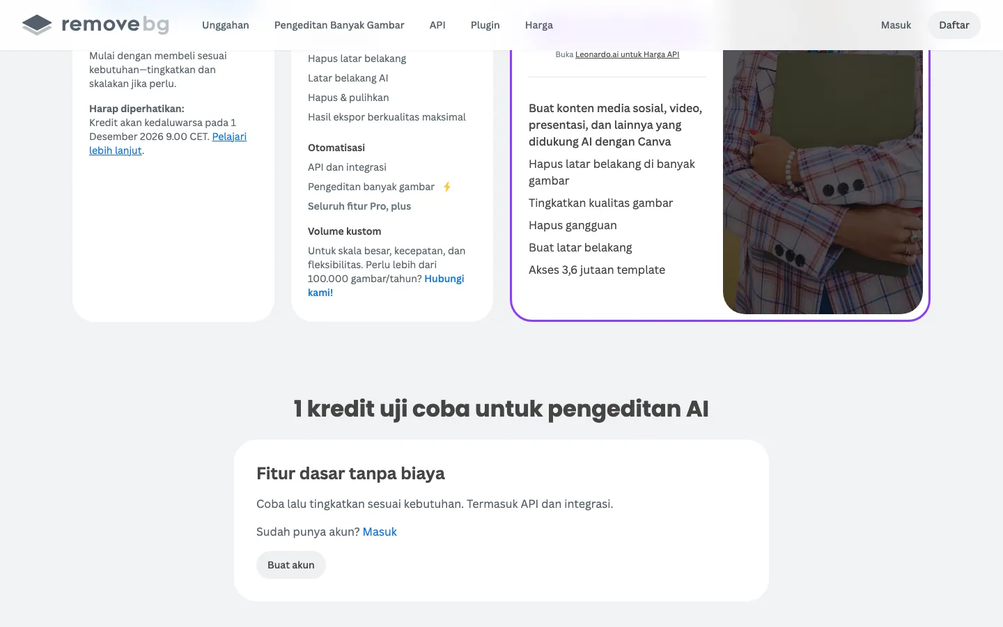 Bagian bawah halaman harga remove.bg: daftar fitur paket langganan (Editor Foto AI, Otomatisasi, Volume kustom), daftar fitur Canva di kartu ungu, dan kotak Fitur dasar tanpa biaya dengan tombol Buat akun